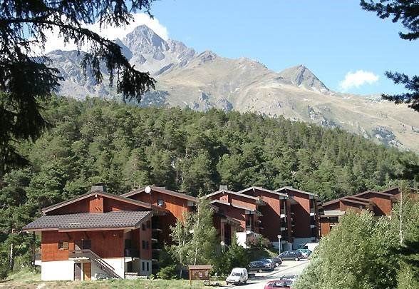 LES AVENIERES