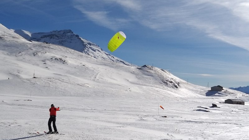 Cours collectif : 2 heures d'initiation snowkite (prêt d’une aile, harnais, radio)